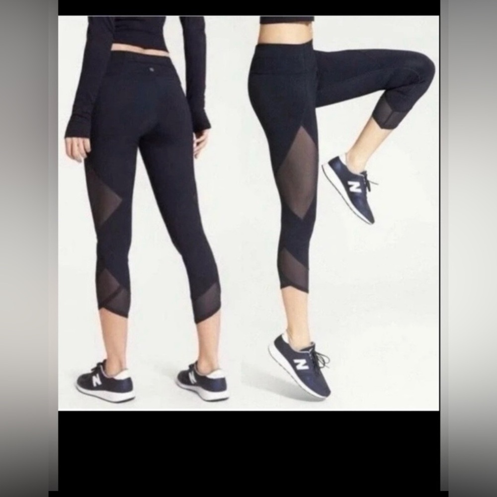 Athleta Aura Son Capri Cropped Leggings Mesh Panels Slick 76162 in black Size S